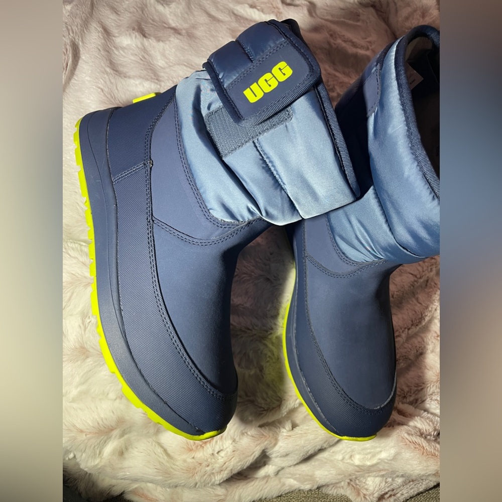 NEW WITHOUT BOX !! UGG Weather boots size 6 big kid
